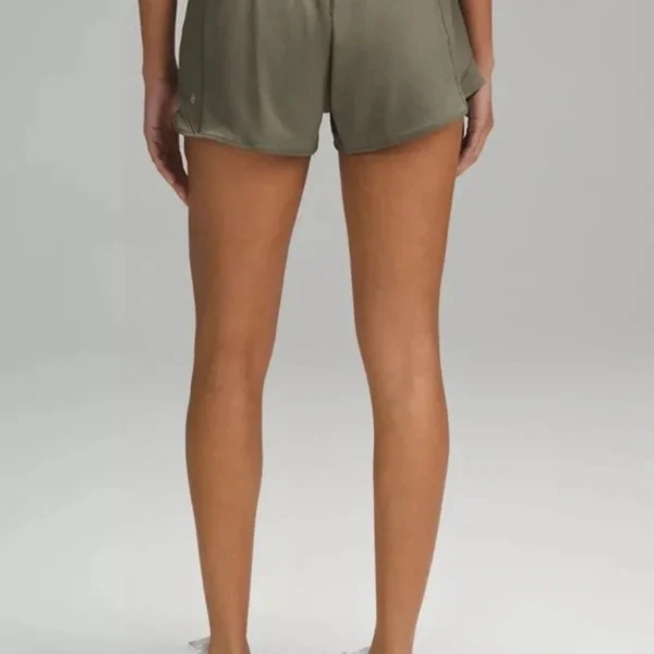 ATIKAY-producto-lululemon Hotty Hot High-Rise Lined Short 2.5 Army Green 4